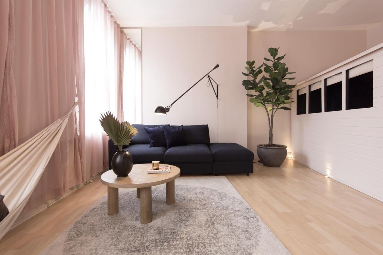 Shoreditch Loft W 100inch Cinema, Premium Mattress & Hammock, By The Design Traveller * Londen