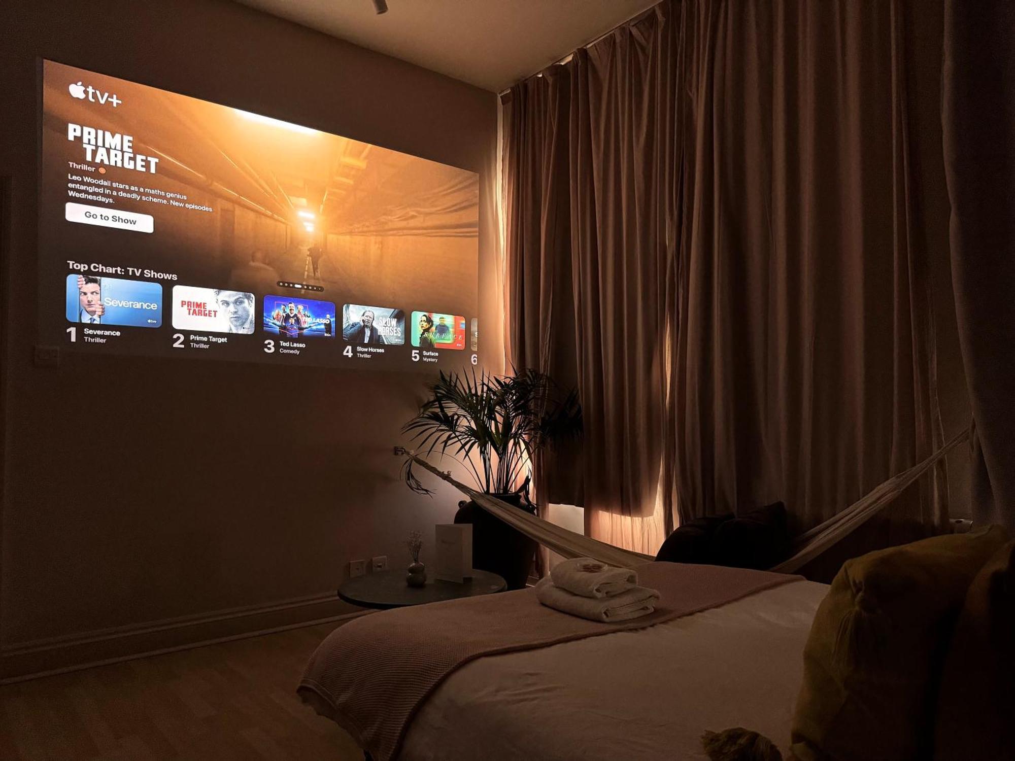 Апартаменты Shoreditch Loft W 100inch Cinema, Premium Mattress & Hammock, By The Design Traveller Лондон